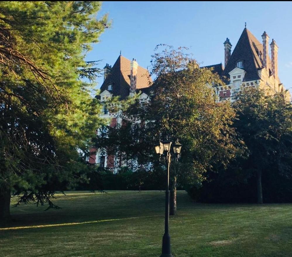 Un Appartement Dans Un Chateau Deauville Esterno foto